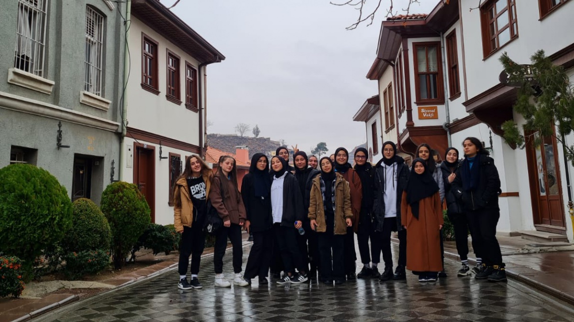 8A sınıfı öğrencileri sınıf rehber öğretmeni Havva Şengöz ile GİF Hacı Bayram'da motivasyon etkinliğine katıldı.