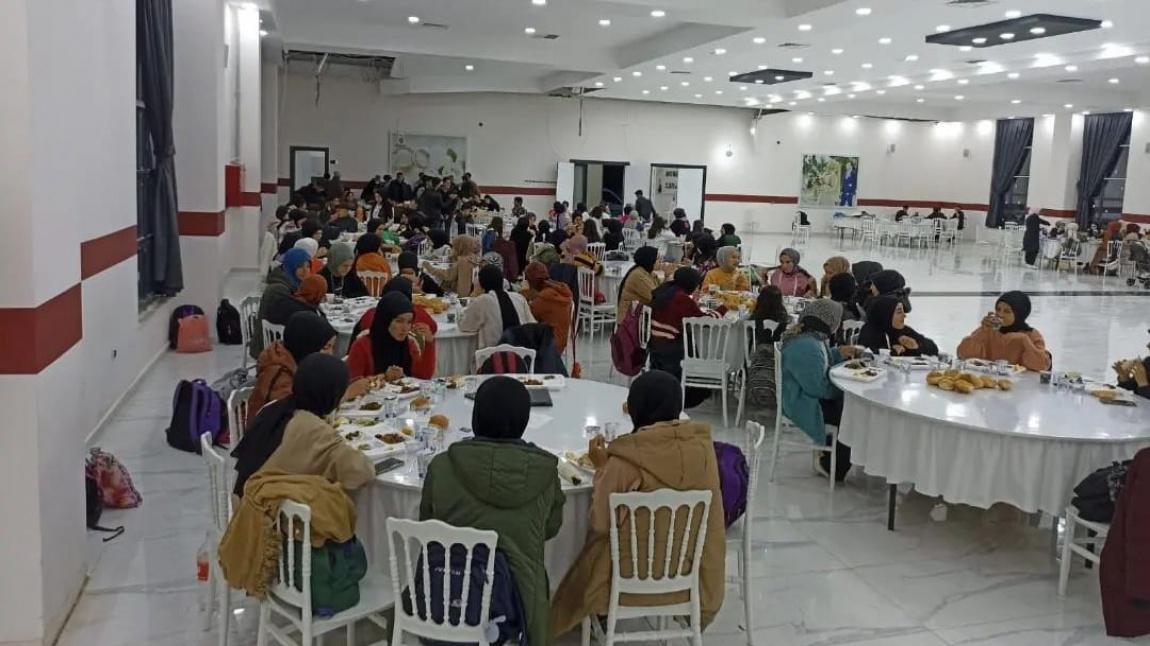 Kardeş Okulumuz Samsat Anadolu İmam Hatip Lisesinde iftar yemeği verilmiştir.